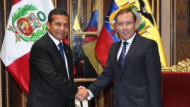 Perú pide a Ecuador que retire a su embajador por agredir a dos mujeres