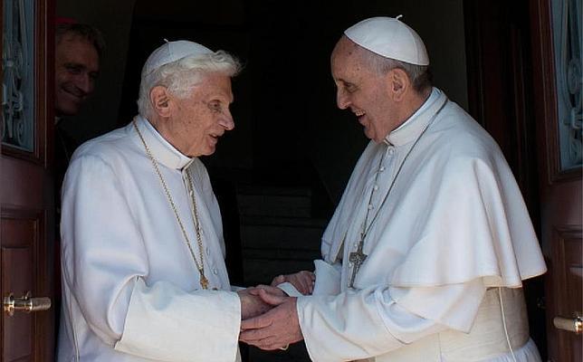 Francisco recibe a Benedicto XVI en el Vaticano