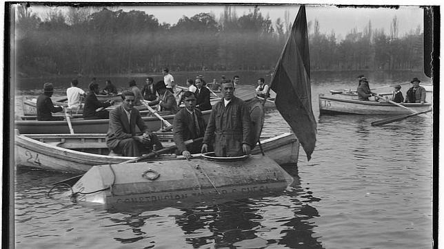 El inventor, dentro del submarino, antes de sumergirse, según foto del periódico «La Luz» de 1932