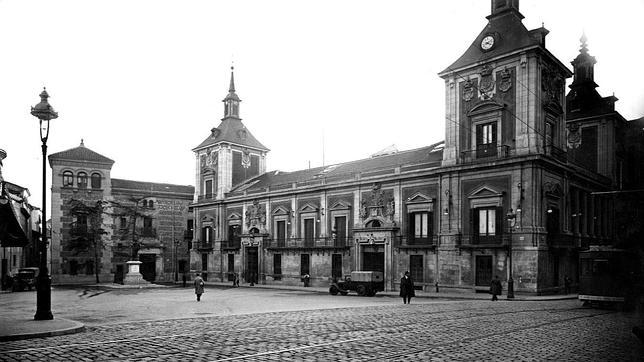 La Plaza de la Villa, aún arbolada, en una foto de archivo de 1920