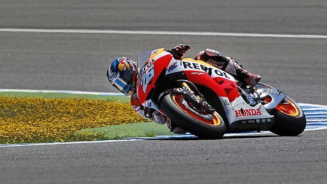Pedrosa gana y Márquez es más líder