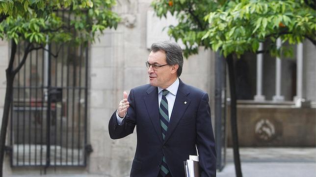 Mas convoca a líderes de partidos e instituciones para avanzar en su consulta independentista