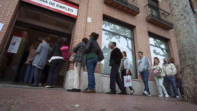 El número de desempleados baja en 6.022 personas en marzo