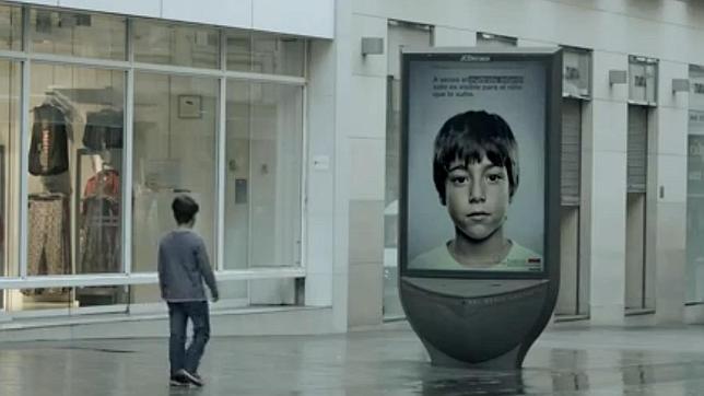 Una campaña contra el maltrato infantil con un mensaje oculto que sólo pueden ver los niños