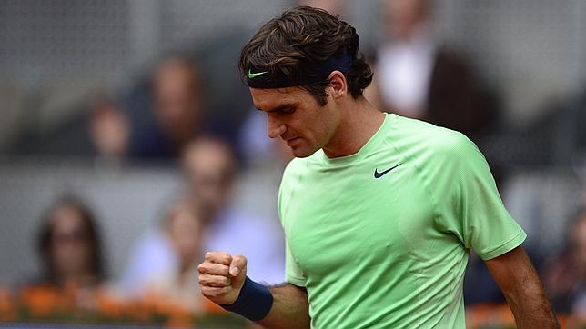 Federer cumple en su estreno en Madrid