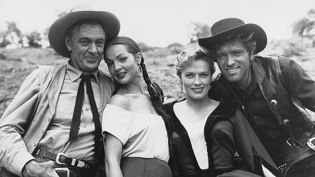 Sara Montiel, con Gary Cooper y Burt Lancaster, en un rodaje en Hollywood