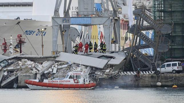 Siete muertos y varios desaparecidos al chocar un buque en el puerto de Génova