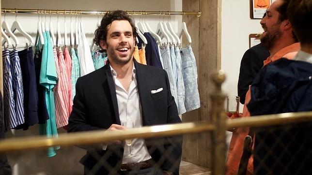 Alonso Aznar se codea con la alta sociedad británica en la apertura de una tienda de trajes de baño