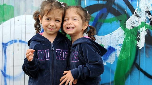 ¿Qué hace a los gemelos idénticos cada vez más diferentes?