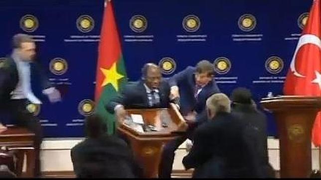 El ministro de exteriores de Burkina Faso se desmaya en plena rueda de prensa
