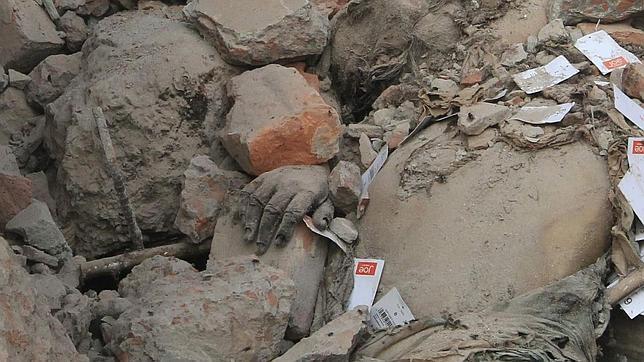 Los muertos del incendio en el edificio comercial de Bangladesh ya superan el millar