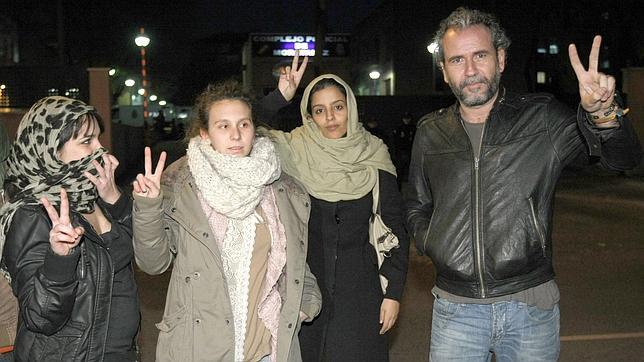 El actor Willy Toledo, acompañado por tres de los cinco activistas prosaharauis, en 2010