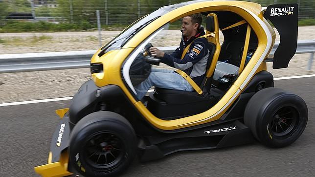 Vettel rompe el alerón de un Renault