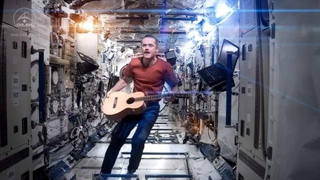 El astronauta Chris Hadfield se despide de la estación espacial interpretando a Bowie