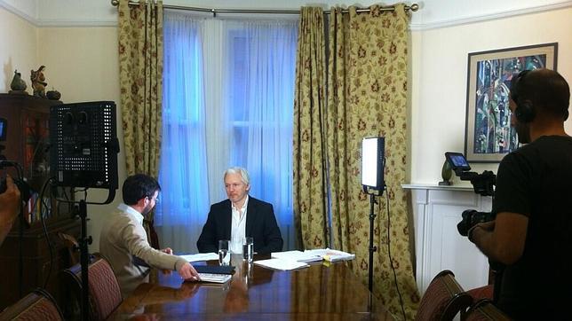 Évole filtra una foto en Twitter de su entrevista con Assange