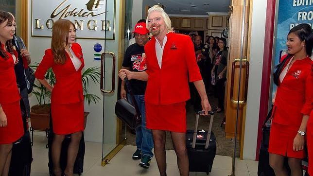 Richard Branson pierde una apuesta y se convierte en azafata de vuelo por un día