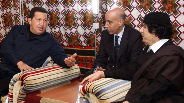 Chávez mantuvo excelentes relaciones con el libio Muamar el Gadafi. Maduro justifica ese trato y lo equipara al que mantuvieron Sarkozy o Berlusconi con el ya fallecido presidente de Libia