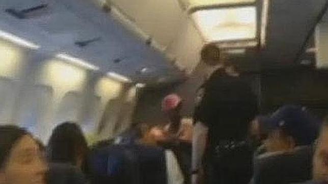 Expulsan a una pasajera del avión por cantar sin parar un tema de Whitney Houston