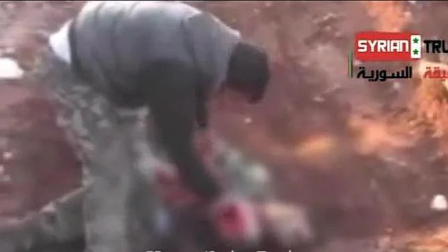 Atrocidad en Siria: un rebelde arranca el corazón de un soldado y luego lo muerde