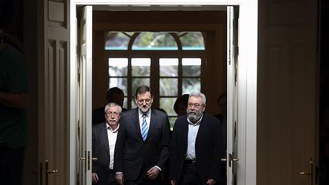 Rajoy lanza el guante a sindicatos y CEOE para buscar salidas a la crisis