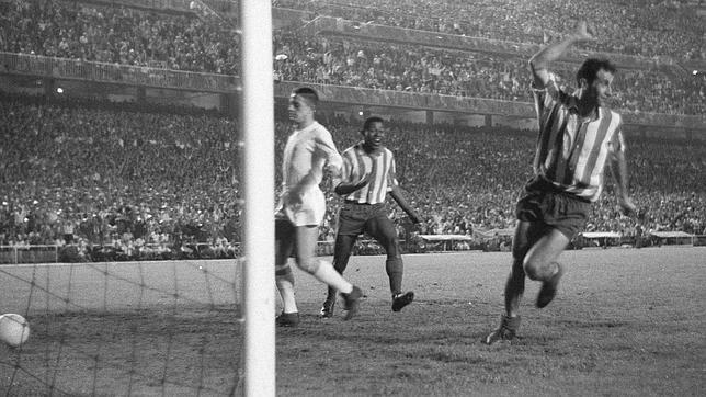 Peiró celebra uno de los dos goles que anotó en la final
