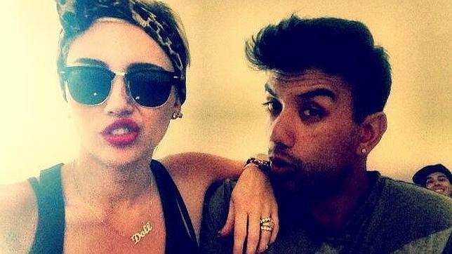 Miley Cyrus luce anillo de compromiso