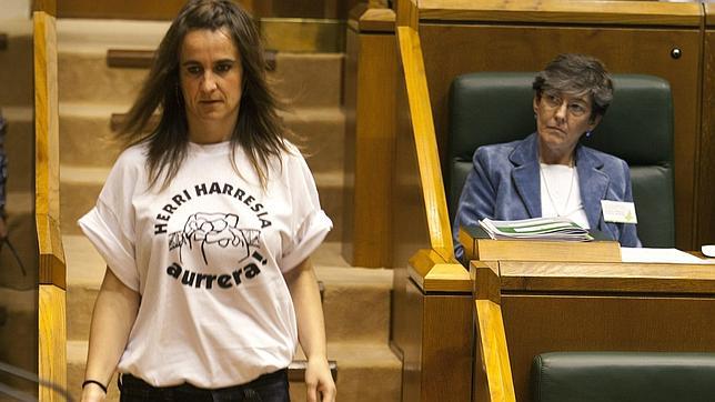 Parlamentarios de Bildu lucen camisetas sobre la detención de la colaboradora de ETA
