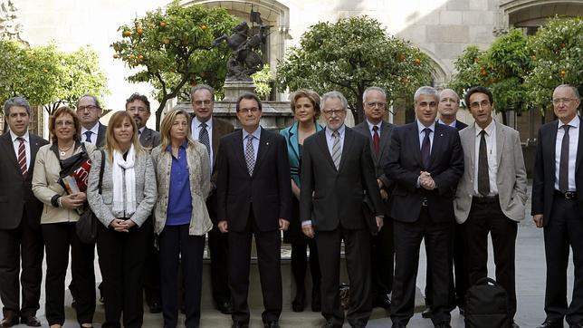 La Generalitat encarga la redacción de una «Constitución provisional» catalana