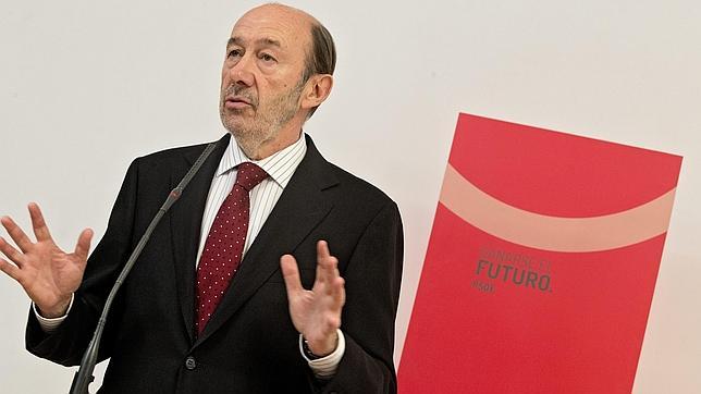 Rubalcaba pide a Rajoy que convoque ya a las comunidades para pactar el objetivo de déficit
