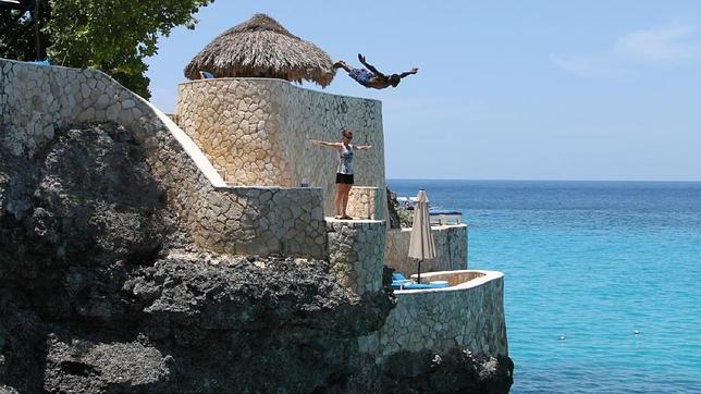 El salto sobre el mar desde el hotel es un clásico que no necesariamente hay que ejecutar