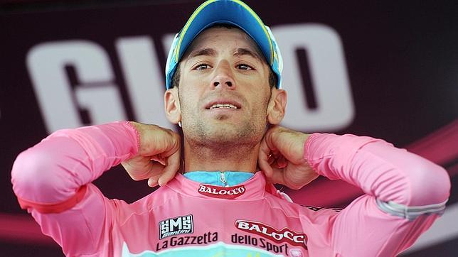 Nibali araña segundos en el caos