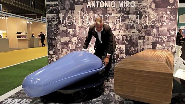 Ataúdes de cartón reciclado y lápidas con códigos QR