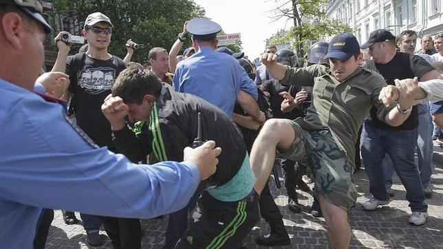 Partidarios y oponentes de Yanukovich se enfrentan a pedradas en las calles de Kiev