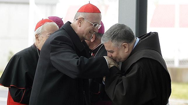 La ceremonia de ordenación de fray Rodríguez Carballo, salpicada de guiños a Galicia