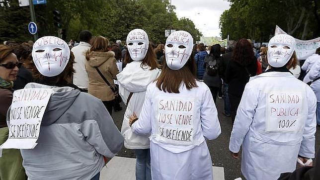 La décima marea blanca protesta en el centro por la externalización de la sanidad