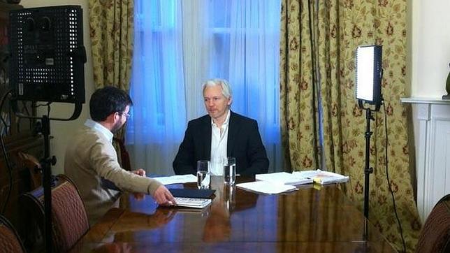 Assange enseña a Évole los correos que demostrarían que su escándalo sexual es un «montaje»