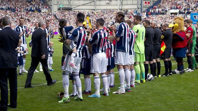 Los jugadores del West Bromwich y del Manchester hicieron el pasillo al técnico