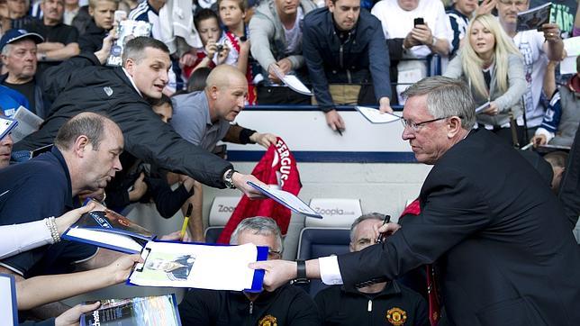 Los seguidores asedieron a Ferguson para conseguir su autógrafo