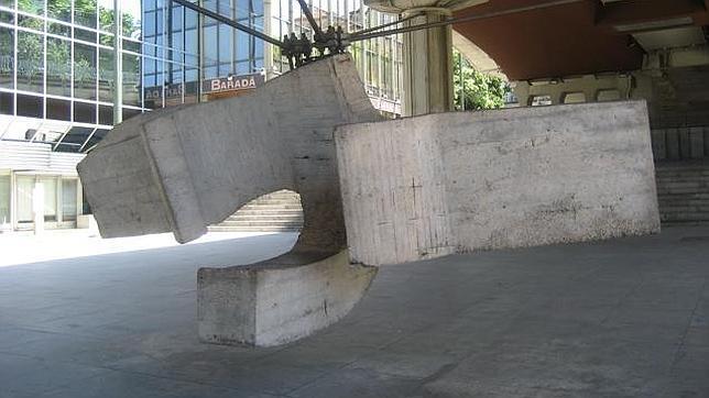 Cuatro cables de acero mantienen a «La Sirena Varada» suspendida en el aire