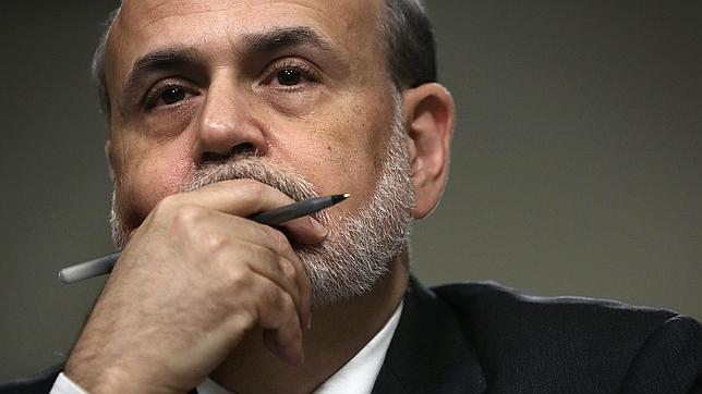 Bernanke advierte de que la retirada de los estímulos económicos puede acabar con la recuperación