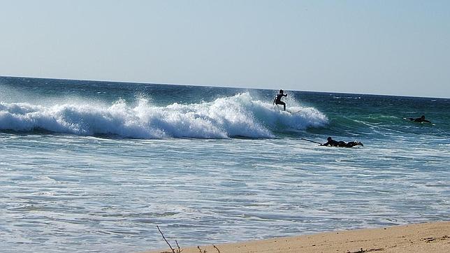 Surferos en la playa de El Palmar