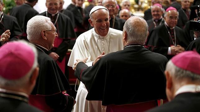 Francisco invita a los obispos italianos a reducir el desmesurado número de diócesis