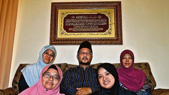 Un polígamo malayo, con sus cuatro mujeres legales