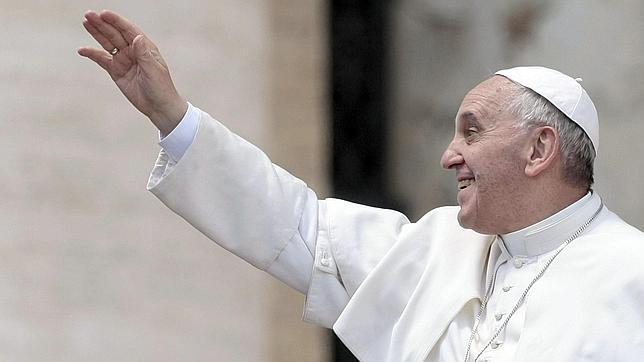 Francisco se estrena como «párroco» dando la primera comunión en una iglesia de las afueras