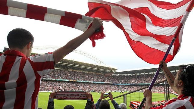 La afición del Athletic le brinda un emotivo adiós a San Mamés