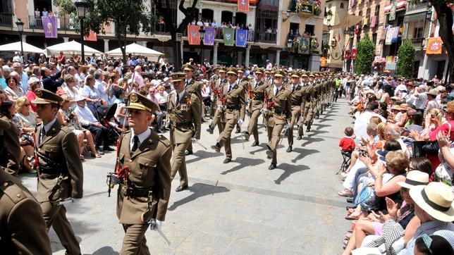 El Ejército recibe numerosos aplausos en la plaza de Zocodover