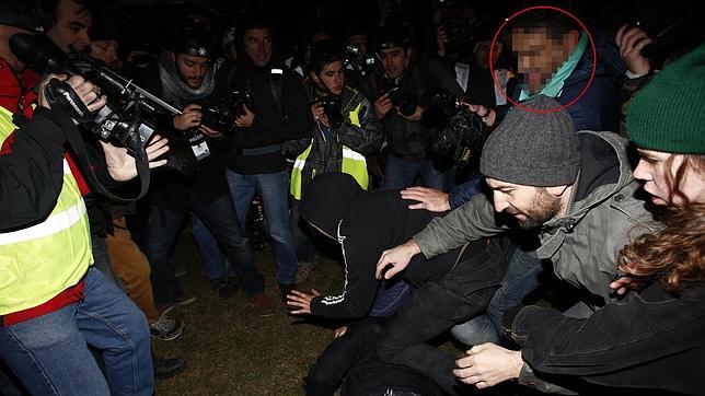 Detienen a dos fotógrafos por agredir a policías en protestas callejeras