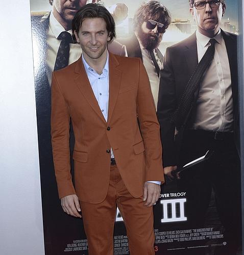 Bradley Cooper con un traje de chaqueta naranja de Gucci