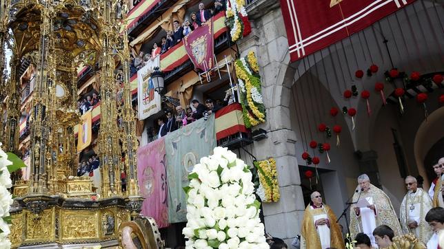 Miles de personas arropan a la Custodia por las calles de Toledo