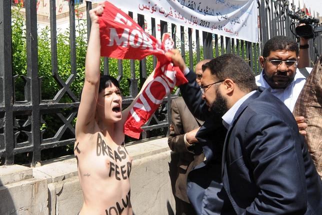 La Femen tunecina seguirá en prisión tras ser acusada de «profanación de un cementerio»